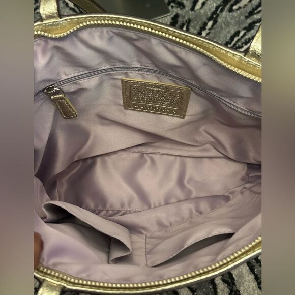 Coach Poppy Tote Bag comes with card holder - Picture 4 of 14